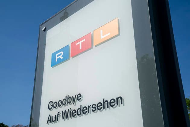 RTL Medienunternehmen Firmensitz am Kölner Messeturm. Der Hauptsitz des TV-Sender RTL am Picassoplatz in Köln (Koeln) Deutz. RTL Logo. Copyright: MarcoxBader