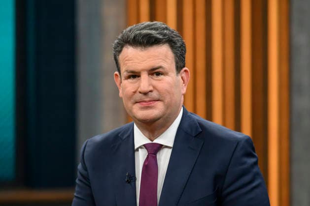 im Bild v.l.: Hubertus Heil, Mitglied Auswärtiger Ausschuss, SPD, GER, Berlin, Studio, zu Gast bei - Caren Miosga, Polittalk, TV, Format, mit Moderatorin, Das Erste, aus Adlershof - am Studio 20, Thema: USA gegen Iran - nicht unser Krieg, aber unser Problem? 26.04.2026 Copyright: HMBxMedia UwexKoch