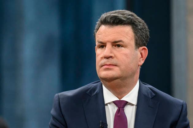 im Bild v.l.: Hubertus Heil, Mitglied Auswärtiger Ausschuss, SPD, GER, Berlin, Studio, zu Gast bei - Caren Miosga, Polittalk, TV, Format, mit Moderatorin, Das Erste, aus Adlershof - am Studio 20, Thema: USA gegen Iran - nicht unser Krieg, aber unser Problem? 26.04.2026 Copyright: HMBxMedia UwexKoch