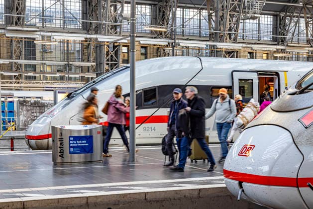 Hauptbahnhof Frankfurt mit Bahnsteig, ICE und Fahrgästen. 21.04.2026, Frankfurt a. M., Hessen, Deutschland