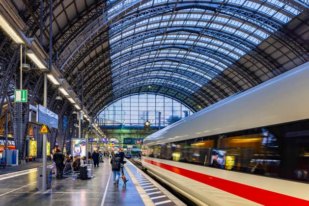 Hauptbahnhof Frankfurt mit Bahnsteig, ICE und Fahrgäste. Bahnsteighalle. 21.04.2026, Frankfurt a. M., Hessen, Deutschland