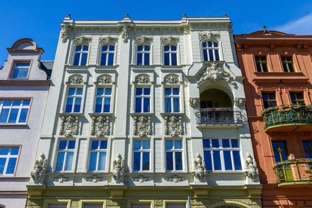 Symboifoto Altbau DEU Deutschland Brandenburg Cottbus, 22.04.2026,Die historische Fassade eines Altbaus ist in der Cottbuser Innenstadt zu sehen.