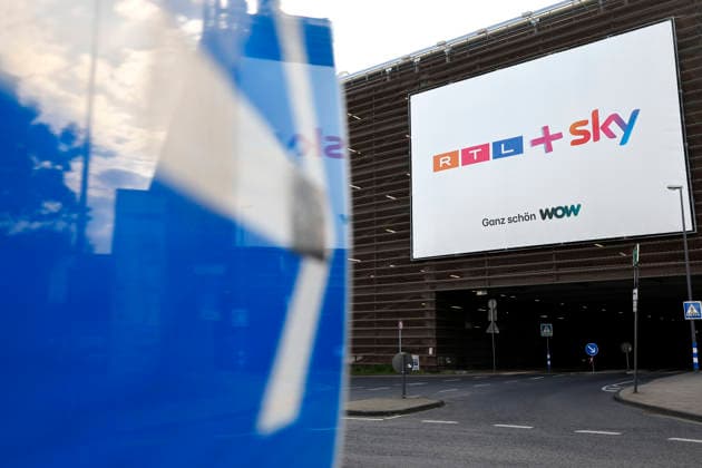Ein Plakat nahe des Hauptsitz des TV-Sender RTL am Picassoplatz in Köln Deutz verkündet die Fusion von RTL und Sky. RTL steckt in einer Krise aus Quotendruck und starker Streaming-Konkurrenz. Mit dem Kauf von Sky Deutschland zum 1. Juni 2026 für mindestens 150 Mio. Euro plant der Kölner Sender den Befreiungsschlag. (Themenbild, Symbolbild) Köln, 27.04.2026 NRW Deutschland Copyright: xChristophxHardtx