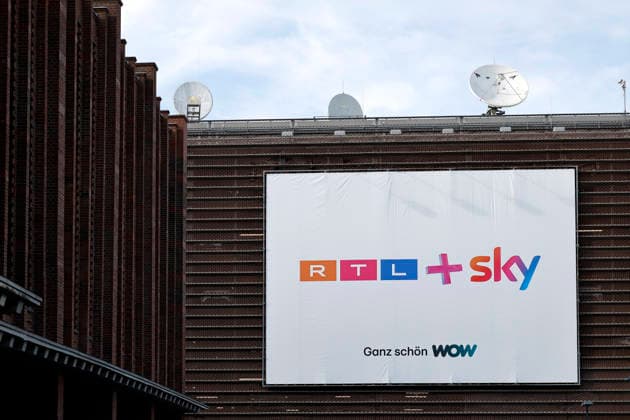 Ein Plakat nahe des Hauptsitz des TV-Sender RTL am Picassoplatz in Köln Deutz verkündet die Fusion von RTL und Sky. RTL steckt in einer Krise aus Quotendruck und starker Streaming-Konkurrenz. Mit dem Kauf von Sky Deutschland zum 1. Juni 2026 für mindestens 150 Mio. Euro plant der Kölner Sender den Befreiungsschlag. (Themenbild, Symbolbild) Köln, 27.04.2026 NRW Deutschland Copyright: xChristophxHardtx