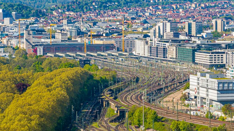 Gleisvorfeld am Hauptbahnhof Stuttgart. Nach Abschluss des Projekts Stuttgart 21 sollen hier Wohnungen und das neue Rosensteinquartier und Wohnungen entstehen. Abstellbahnhof Rosenstein. DB Fernverkehr AG Bereitstellung Stuttgart. Im Hintergrund der Hauptbahnhof. 25.04.2026, Stuttgart, Baden-Württemberg, Deutschland