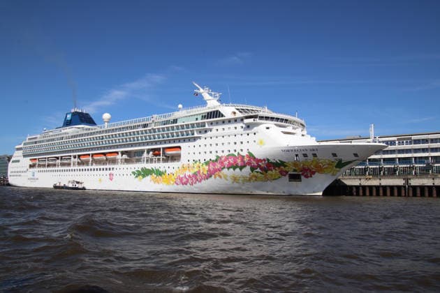 Das Kreuzfahrtschiff Norwegian Sky hat in Hamburg festgeamcht.