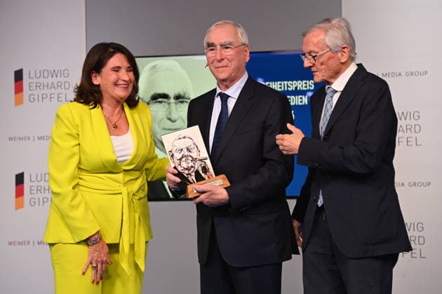 Freiheitspreis der Medien Preistraeger: Dr. Theo Waigel, CSU-Ehrenvorsitzender, Bundesfinanzminister a.D. re:Laudator: Dr. Wolfgang Schuessel, Bundeskanzler a. D. Republik Oesterreich, Christiane Goetz-Weimer, Verlegerin WEIMER MEDIA GROUP. Ludwig Erhard Gipfel vom 28.-30.04.2026 auf Gut Kaltenbrunn am Tegernsee.