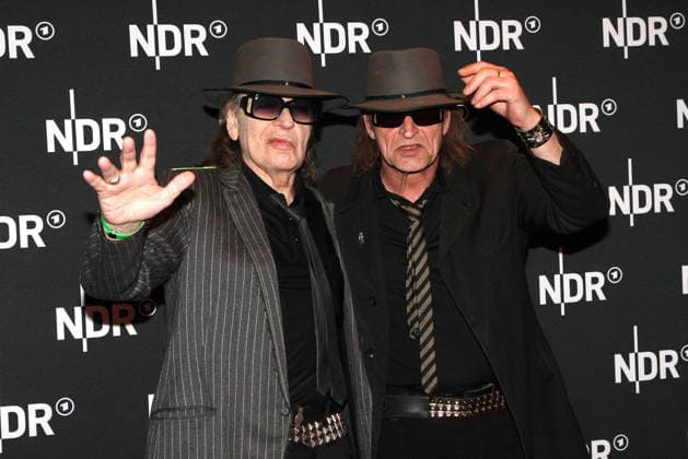 Udo Lindenberg und sein Doppelgaenger bei der Premiere vom ARD Doku Film UDO Rebell. Rockstar. Ikone (ab 10. Mai 2026 in der ARD Mediathek) am 28.04.2026 in die Astor Filmlounge in Hamburg Udo Lindenberg at the premiere of the ARD documentary film UDO Rebel. Rockstar. Icon (available in the ARD Mediathek from May 10, 2026) on April 28, 2026 at the Astor Film Lounge in Hamburg, Germany Lindenbergs UDO Rebell. Rockstar. Ikone. ARD Filmdoku Premiere in Hamburg