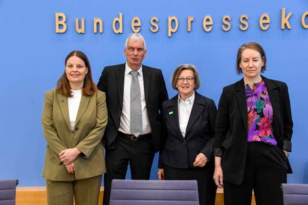 ABB BPK-HAUSHALT- Lisa Ditlmann, Deutschland-DirektorinEntwicklungsorganisation ONE Michael Herbst, Vorstandsmitglied VENRO e.V. Marlehn Thieme, Praesidentin Deutsche Welthungerhilfe e.V. Charlotte Becker, Vorstaendin Oxfam Deutschland e.V. Thema- Forderungen entwicklungspolitischen und humanitaeren Zivilgesellschaft für die finanzielle Ausstattung der internationalen Zusammenarbeit im Bundeshaushalt 2027 Bundespressekonferenz - BPK Berlin am 29.04.2026 Berlin Deutschland