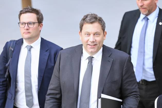 Berlin, Deutschland, 29.04.2026: Bundespressekonferenz: Vorstellung Haushaltseckwerte 2027 und Finanzplan 2028-2030: Pressesprecher Maximilian Kall (BMF) und Bundesminister der Finanzen Lars Klingbeil (SPD) Copyright: xdtsxNachrichtenagenturx dts_117162