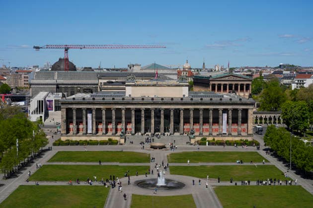 Die Säulenfront am Alten Museum im Lustgarten auf der Museumsinsel in Berlin-Mitte.