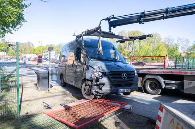 Berlin, Stadtbild, Polizeieinsatz im Stadion An der Alten Försterei nach Schießerei, im Bild: das beschädigte Fluchtauto blieb an der Befestigung der Baustellenampel hängen, 29.04. 2026, Copyright: xMatthiasxKochx
