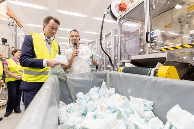 Ministerpräsident Hendrik Wüst besucht Procter & Gamble-Werk in Euskirchen Ministerpräsident Hendrik Wüst (CDU, MdL) besucht das Werk von Procter & Gamble in Euskirchen. Anlass ist das 50-jährige Bestehen der Pampers-Produktion in Deutschland. Der Standort zählt zu den weltweit größten Produktionsstandorten des Konzerns und ist unter anderem eine wichtige Fabrik für Pampers-Windeln und Feuchttücher sowie ein europäisches Logistik- und Distributionszentrum. In den vergangenen Jahren investierte Procter & Gamble nahezu 100 Millionen Euro in die Modernisierung und Erweiterung des Werks Euskirchen Nordrhein-Westfalen Deutschland Copyright: xMarcxJohnx
