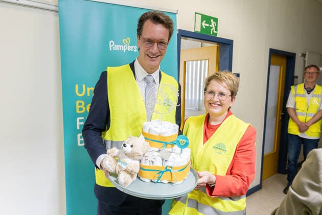 Ministerpräsident Hendrik Wüst besucht Procter & Gamble-Werk in Euskirchen Geschenk für den neuen Nachwuchs - Ministerpräsident Hendrik Wüst (CDU, MdL) besucht das Werk von Procter & Gamble in Euskirchen. Anlass ist das 50-jährige Bestehen der Pampers-Produktion in Deutschland. Der Standort zählt zu den weltweit größten Produktionsstandorten des Konzerns und ist unter anderem eine wichtige Fabrik für Pampers-Windeln und Feuchttücher sowie ein europäisches Logistik- und Distributionszentrum. In den vergangenen Jahren investierte Procter & Gamble nahezu 100 Millionen Euro in die Modernisierung und Erweiterung des Werks Euskirchen Nordrhein-Westfalen Deutschland Copyright: xMarcxJohnx