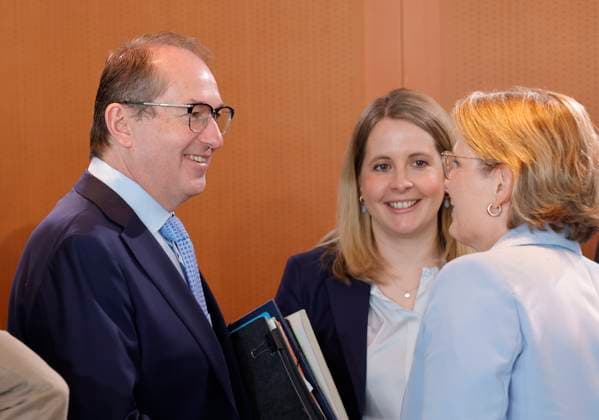 Alexander Dobrindt (CSU), Bundesinnenminister, Verena Hubertz, Bundesministerin fuer Wohnen, Stadtentwicklung und Bauwesen, Dr. Stefanie Hubig, Bundesministerin der Justiz und fuer Verbraucherschutz, Deutschland, Berlin, Bundeskanzleramt, Das Bundeskabinett befasst sich in seiner 42. Sitzung am 29. April 2026 unter anderem mit dem Gesetzentwurf zur Stabilisierung der Beitragssätze in der gesetzlichen Krankenversicherung und den Eckwerten des Regierungsentwurfs zum Bundeshaushalt 2027.