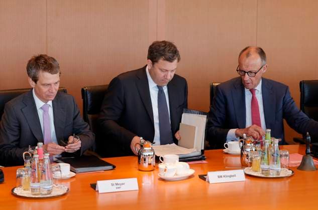 Staatssekretär Steffen Meyer, BMF, Lars Klingbeil (SPD), Bundesminister der Finanzen, Vizekanzler und SPD- Bundesvorsitzender, Friedrich Merz, Bundeskanzler , Deutschland, Berlin, Bundeskanzleramt, Das Bundeskabinett befasst sich in seiner 42. Sitzung am 29. April 2026 unter anderem mit dem Gesetzentwurf zur Stabilisierung der Beitragssätze in der gesetzlichen Krankenversicherung und den Eckwerten des Regierungsentwurfs zum Bundeshaushalt 2027.