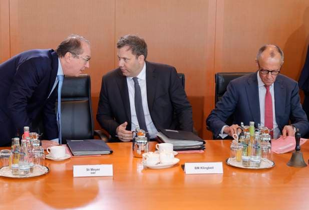 Alexander Dobrindt (CSU), Bundesinnenminister, Lars Klingbeil (SPD, Bundesminister der Finanzen, Vizekanzler und SPD-Bundesvorsitzender und Bundeskanzler Friedrich Merz (CDU) Deutschland, Berlin, Bundeskanzleramt, Das Bundeskabinett befasst sich in seiner 42. Sitzung am 29. April 2026 unter anderem mit dem Gesetzentwurf zur Stabilisierung der Beitragssätze in der gesetzlichen Krankenversicherung und den Eckwerten des Regierungsentwurfs zum Bundeshaushalt 2027.