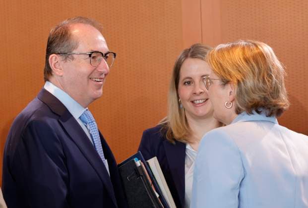 Alexander Dobrindt (CSU), Bundesinnenminister, Verena Hubertz, Bundesministerin fuer Wohnen, Stadtentwicklung und Bauwesen, Dr. Stefanie Hubig, Bundesministerin der Justiz und fuer Verbraucherschutz, Deutschland, Berlin, Bundeskanzleramt, Das Bundeskabinett befasst sich in seiner 42. Sitzung am 29. April 2026 unter anderem mit dem Gesetzentwurf zur Stabilisierung der Beitragssätze in der gesetzlichen Krankenversicherung und den Eckwerten des Regierungsentwurfs zum Bundeshaushalt 2027.
