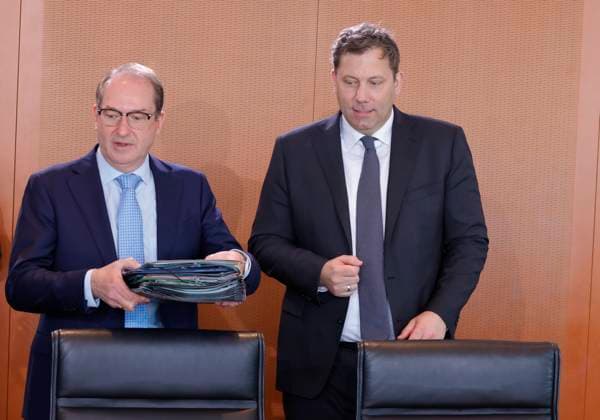 Alexander Dobrindt (CSU), Bundesinnenminister, Lars Klingbeil (SPD), Bundesminister der Finanzen, Vizekanzler und SPD-Bundesvorsitzender, Deutschland, Berlin, Bundeskanzleramt, Das Bundeskabinett befasst sich in seiner 42. Sitzung am 29. April 2026 unter anderem mit dem Gesetzentwurf zur Stabilisierung der Beitragssätze in der gesetzlichen Krankenversicherung und den Eckwerten des Regierungsentwurfs zum Bundeshaushalt 2027.