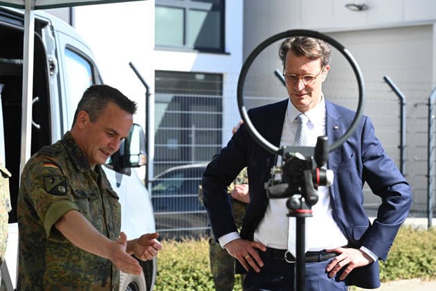 Ein Soldat informiert Hendrik WUEST, Wüst, CDU, Ministerpraesident des Landes Nordrhein-Westfalen, ueber die Arbeit des Abstrahlpruefteams, Hendrik WUEST, Wüst, CDU, Ministerpraesident des Landes Nordrhein-Westfalen, besucht das Zentrum fuer Cyber-Sicherheit der Bundeswehr in Euskirchen am 29.04.2026