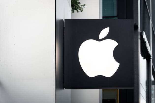 Logo von Apple an einem Store in Seoul. Das Markenzeichen des US-Technologiekonzerns steht für globale Markenpräsenz, Elektronikindustrie und internationalen Handel