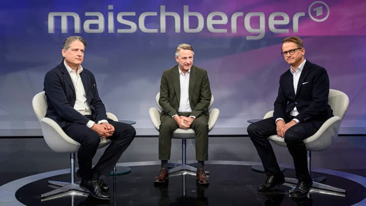 v.l.: Jakob Augstein (Verleger, Der Freitag), Nikolaus Blome (Politikchef RTL ntv), Carsten Linnemann, CDU (Generalsekretär), GER, Berlin, Studio, zu Gast bei – Maischberger, politische Talkshow, TV, Format, mit Moderatorin – Sandra Maischberger, Das Erste, aus Adlershof – Am Studio 20, 29. April 2026, Copyright: HMBxMedia UwexKoch