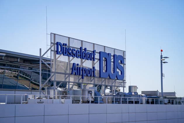 Düsseldorf, Deutschland, Europa, Flughafen Düsseldorf, Düsseldorf Airport, DUS, Flughafengebäude, Airport-Infrastruktur, Terminal, Luftverkehr, Aviation, Reiseverkehr, Mobilität, Flughafenbetrieb, Luftfahrtstandort, Airport Signage, Verkehrsknoten, Nordrhein-Westfalen, internationale Anbindung, Tourismus, Geschäftsreisen, Airline-Drehkreuz, Flughafensicherheit, Transport, Architektur, Symbolfoto Copyright: xJOERANxSTEINSIEKx