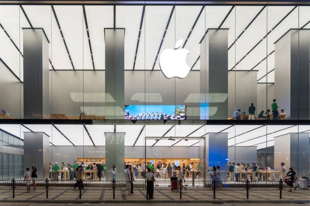 Der moderne Apple Store in Hongkong zeigt viele Kunden beim Einkauf von Technik. Das Bild steht für Innovation, Digitalisierung und hohe Nachfrage nach elektronischen Produkten.