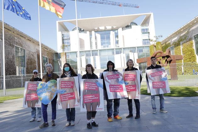 Deutschland, Berlin, Demonstration vor dem Bundeskanzleramt, Campact, Hautkrebsvorsorge retten!