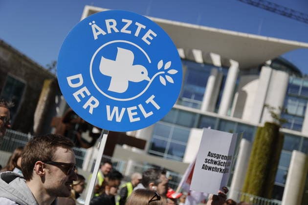 Deutschland, Berlin, Demonstration vor dem Bundeskanzleramt, Gewerkschaft ver.di, Nein zu Nina Warkens Sparpaket - keine Kürzungen in Gesundheit und Pflege!