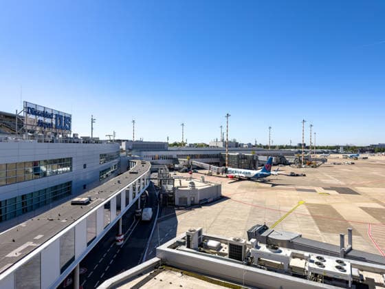 Flughafen Düsseldorf (DUS), Deutschland, Europa, Vorfeld, Terminalgebäude, Rollfeld, Passagierflugzeug, Boarding, Gate, Bodenabfertigung, Luftfahrt, Airline, Reiseverkehr, Infrastruktur, Mobilität, Startbahn, Flughafenbetrieb, Sommerwetter, blauer Himmel, Tourismus, Geschäftsreise, Logistik, Aviation, Apron, Ground Handling Copyright: xJOERANxSTEINSIEKx