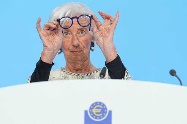 Pressekonferenz der Europaeischen Zentralbank (EZB) zur Zinsentscheidung EZB Praesidentin Christine Lagarde prueft nochmal die Klarheit und sauberen Glaeser ihrer Brille bei der Pressekonferenz zur Zinsentscheidung der Europaeischen Zentralbank (EZB), Frankfurt am Main, 30.04.2026 Frankfurt am Main Hessen Deutschland