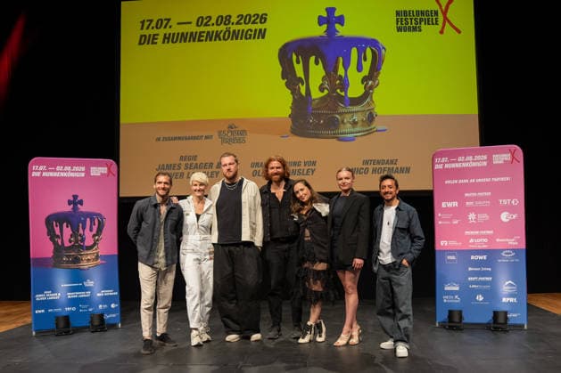 Nibelungen-Festspielen Worms 2026. v.l.: Vinzenz Wagner, Anna Martine Freeman, Alexander Wolfe, Aram Tafreshian, Alice Merton, Maria-Victoria Dragus, Miguel Hernando Torres Umba bei der Pressekonferenz am 30.04.2026 zu den Nibelungen-Festspielen Worms 2026 im DasWormser, bei der das neue Stueck Die Hunnenkönigin praesentiert wurde. Worms DasWormser Rheinland-Pfalz