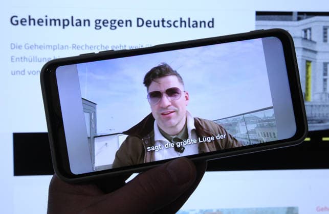 Auf einem Smartphone wurde der X-Account von Martin Sellner mit einem Video des rechtsextremen Aktivisten geöffnet. Dahinter wurde auf einem Laptop die Website von Correctiv geöffnet. Die Berliner Pressekammer hat jüngst geurteilt, dass das Medienunternehmen in seinen Recherchen zum sogenannten Geheimplan gegen Deutschland zum falschen Schluss gekommen sei, dass es bei einem Treffen von Rechtsextremen im November 2023 - unter ihnen auch Sellner - auch um die Ausweisung und Ausbürgerung deutscher Staatsbürger ging. Symbolbild Symbolfoto. Niendorf Hamburg