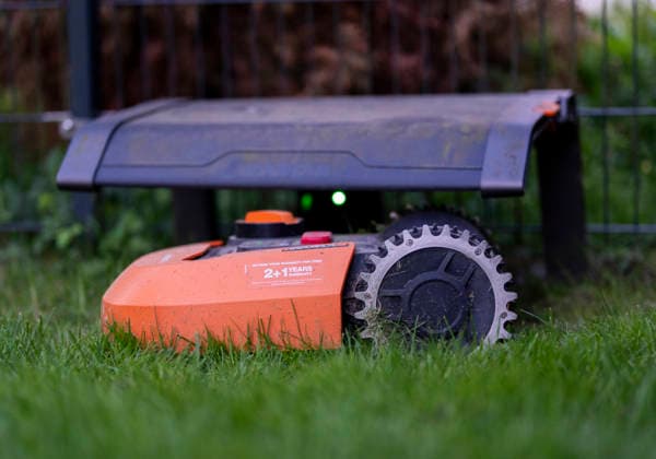 Ein Mähroboter steht auf einer Rasenfläche in einem Garten in Gummersbach. Rasenmäher. Symbolbild zum Thema automatisierte Gartenpflege und moderne Haushaltstechnik. Gummersbach, Nordrhein-Westfalen, 30.04.2026 Copyright: MarcoxBader