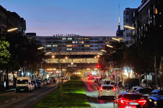 Berlin, Deutschland, 30.04.2026: Vorabend des 1. Mai auf der Kottbusser Straße mit Blick auf das Kottbusser Tor Copyright: xdtsxNachrichtenagenturx dts_117191