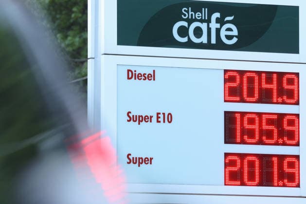 News Bilder des Tages Seit heute gilt der Tankrabatt. Die Bundesregierung hat die Energiesteuer auf Benzin und Diesel bis Ende Juni gesenkt. Die Ersparnis soll bei rund 17 Cent pro Liter liegen. SHELL Tankstelle in Siegen. Die aktuellen Spritpreise am Morgen. Tankstelle, Spritpreise am 01.05.2026 in Siegen Deutschland.