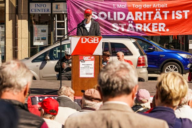 News Bilder des Tages ver.di Gewerkschaftssekretärin Katja Deusser hält die Mairede auf dem Groß-Gerauer Sandböhl - Groß-Gerau 01.05.2026: DGB Maikundgebung auf dem Sandböhl
