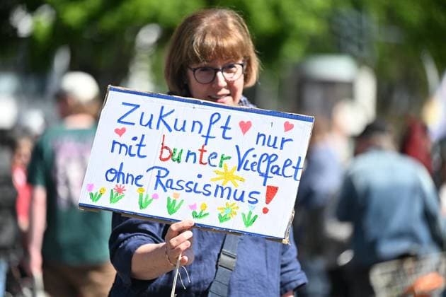 News Bilder des Tages Essen stellt sich quer versammelt sich zusammen mit dem DGB am Rüttenscheider Markt und zieht dann in die Essener Innenstadtdt ** NUR FÜR REDAKTIONELLE ZWECKE ** EDITORIAL USE ONLY **<p>Gegner der Neo-Nazis demonstrieren am Samstag, dem 01. Mai. Essen stellt sich quer versammelt sich zusammen mit dem DGB am Rüttenscheider Markt und zieht dann in die Essener Innenstadt Deutschland NRW Essen Copyright: KerstinxKokoska