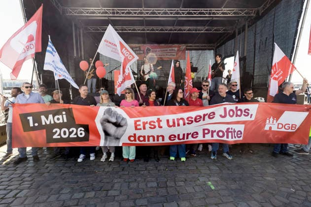 News Bilder des Tages Heraus zum 1. Mai! 20260501ad768 Tag der Arbeit 1. Mai Demonstration Kundgebung des Deutschen Gewerkschaftsbund DGB in Hamburg Erst unsere Jobs, dann eure Profite? Motto 20260501ad768 Hamburg Hamburg Deutschland Germany Copyright: xAchimxDuwentästerx