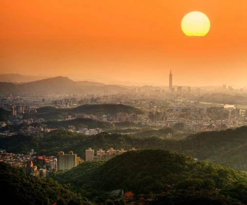 Taipei sunset Copyright: xelwynnx Panthermedia66570364.jpg