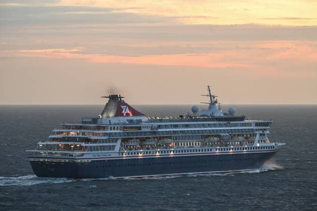 Das Kreuzfahrtschiff Balmoral. Die Balmoral ist ein Kreuzfahrtschiff von Fred. Olsen Cruise Lines vor der belgischen Küste. Es wurde im Jahr 1988 als Crown Odyssey auf der Meyer Werft in Dienst gestellt. Zeebruegge Zeebruegge Belgien
