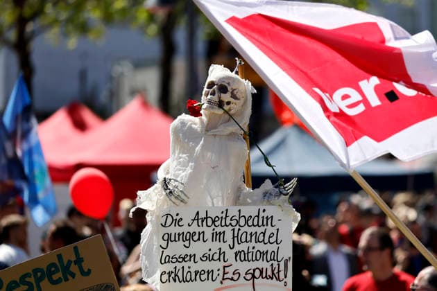 News Bilder des Tages Demo-Plakate und Skelettpuppen weisen auf unfaire Arbeitsbedingungen im Handel hin auf der DGB-Kundgebung am 1. Mai auf dem Heumarkt. Die Veranstaltungen des Deutschen Gewerkschaftsbundes (DGB) zum Tag der Arbeit hatte einige Tausend Teilnehmer. (Themenbild, Symbolbild) Köln, 01.05.2026 NRW Deutschland Copyright: xChristophxHardtx