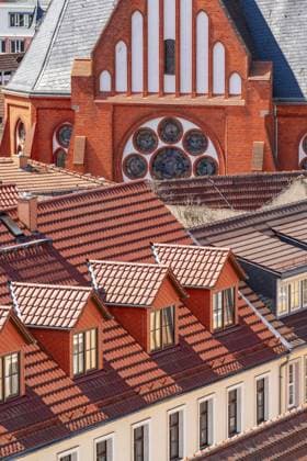 Blick vom Turm der Pfarrkirche St. Katharinen über Dächer zur katholischen Kirche Mariä Himmelfahrt, Schwedt an der Oder, Uckermark, Brandenburg, Deutschland View from the tower of the parish church of St. Katharinen across roofs to the Catholic Church of the Assumption of Mary, Schwedt an der Oder, Uckermark, Brandenburg, Germany Copyright: imageBROKER OliverxGerhard ibxoge17409086