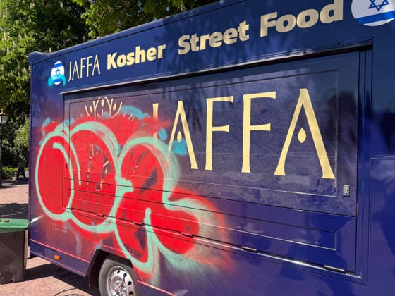 News Bilder des Tages Deutschland, Freiburg im Breisgau, Europa, 01.05.2026: Antisemitischer Angriff auf koscheren Foodtruck des Jaffa Restaurant im Colombipark, mobiler Imbiss mit Farbe beschmiert und mit israelfeindlichen sowie propalästinensischen Stickern überklebt, gezielte Attacke auf sichtbares jüdisches Leben, Täter unbekannt, Staatsschutz ermittelt, wiederholte Vorfälle, politische Verurteilung, Sicherheitsdebatte Freiburg im Breisgau Baden-Württemberg Deutschland Copyright: xSTEINSIEK.CHx