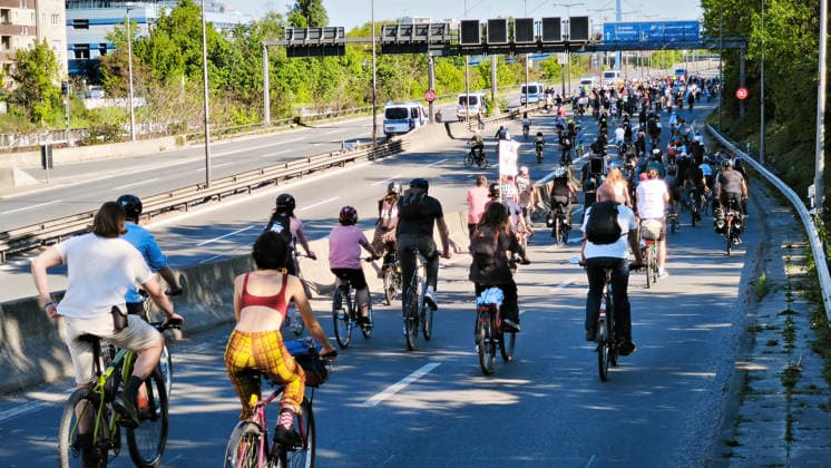 News Bilder des Tages Berlin,01.05.2026,Grunewald,Tag der Arbeit,die Initiative Quartiersmanagement Grunewald und weitere Gruppen veranstalten die Demo MyGruni.Zurück geht es über die Stadtautobahn in einen Fahrradkorso nach Kreuzberg zum Moritzplatz in Kreuzberg