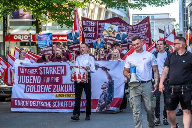 Partei Die Heimat, NPD-Nachfolger, demonstriert am 1. Mai in der Innenstadt von Essen, fordern Remigration von Ausländern, Skandieren Deutschland den Deutschen Ausländer raus, ca. 250 Ultra Rechte Anhänger der Partei aus ganz Deutschland mit Szenetypischen Kleidungstücken, Essen, NRW, Deutschland, Nazi Demo Die Heimat