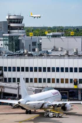 Pegasus Air, flypgs.com Flieger beim Landeanflug auf den Flughafen Düsseldorf, Eurowings Flugzeug am Terminal 1 Gebäude, NRW, Deutschland, Luftverkehr DUS