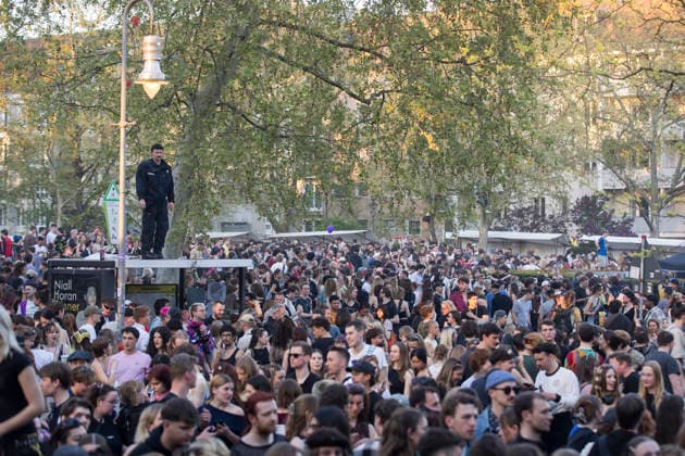 1. Mai, Impressionen aus Kreuzberg, Berlin, 01.05.2026 Ein Polizist steht auf einem Wartehäuschen und beobachtet den überfüllten Mariannenplatz nach einem Konzert der Rapperin Ikkimel auf dem Berliner Mariannenplatz am 01.05.2026. Berlin Mariannenplatz Copyright: xBenxKriemannx