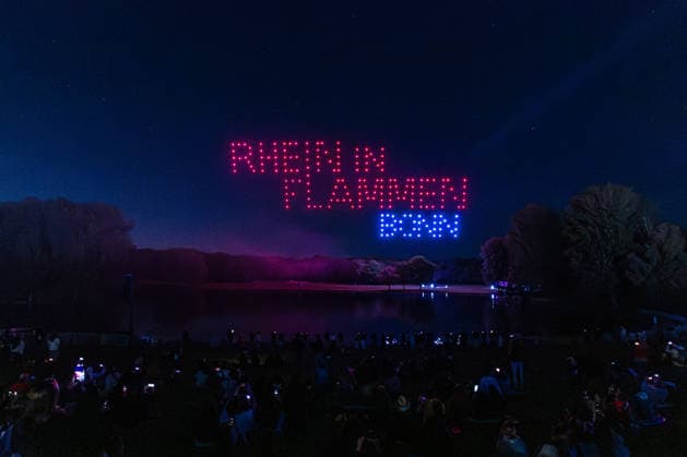 Rhein in Flammen in Bonn - 01.05.26. Die 40. Auflage von Rhein in Flammen in der Bonner Rheinaue: Der Freitagabend endet mit der Drohnenshow Ludwig reist um die Welt. Die Show wurde aus dem Vorjahr nachgeholt, nachdem sie damals aus technischen Gründen nicht stattfinden konnte. Bonn Gronau Nordrhein-Westfalen Deutschland Copyright: xMarcxJohnx